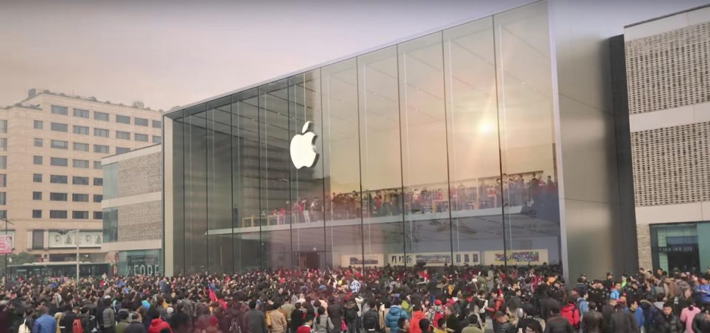 Apple iPhone line at the Apple Store