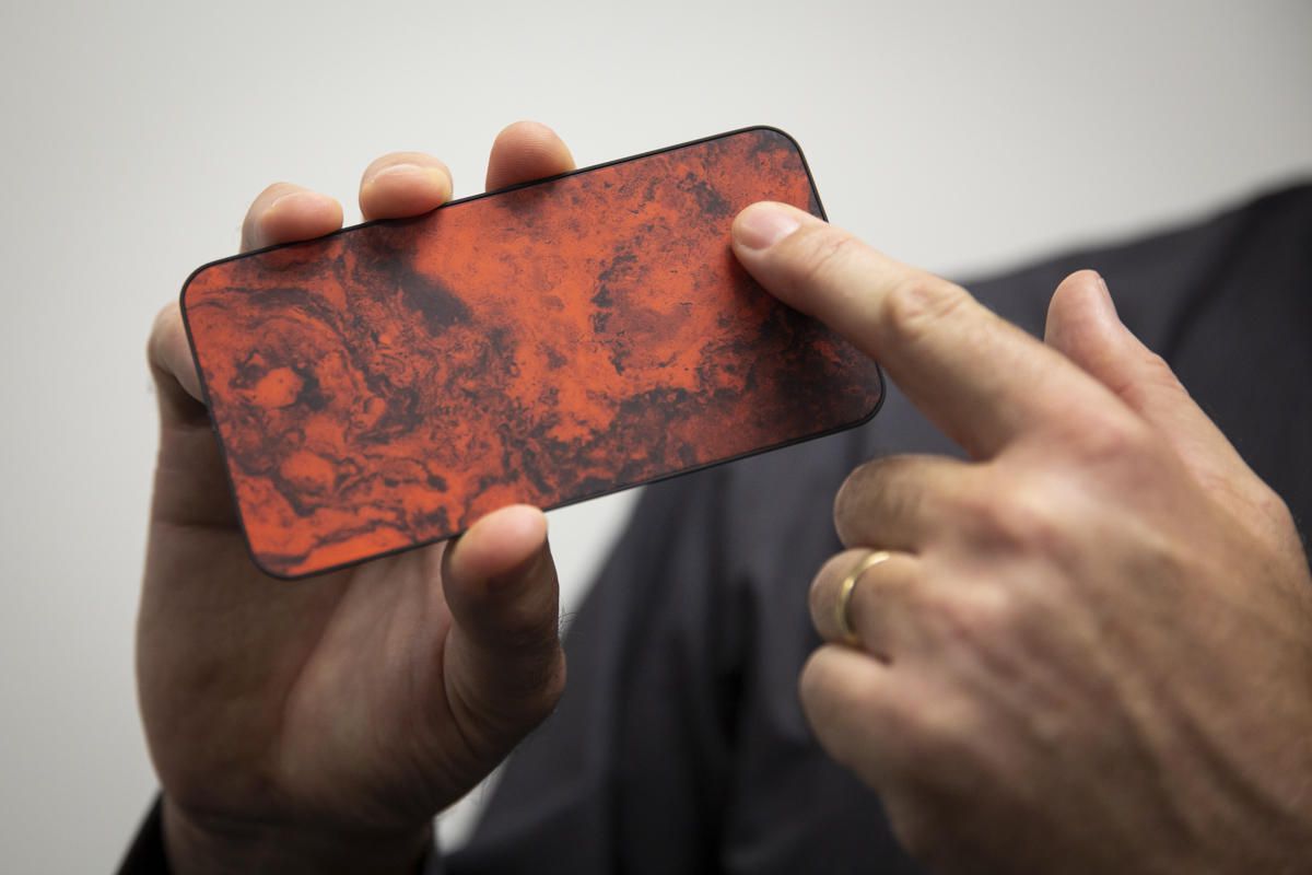 Say So-Long, Smudge: New Matte Glass Fixes Issue with Glass Phones